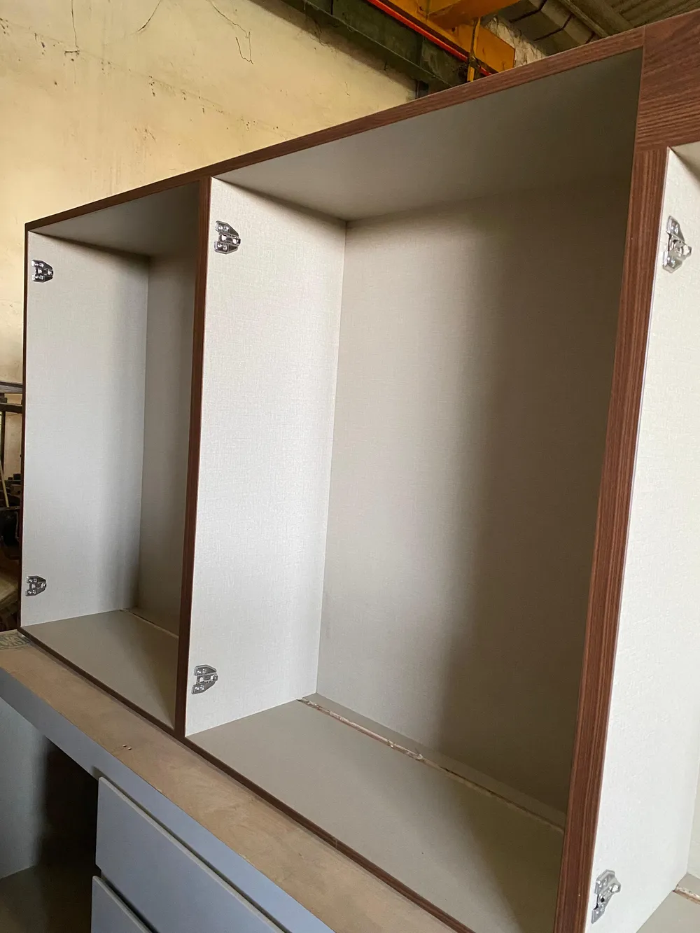 Kitchen set modern menggunakan GW-HPL Fabric dari Frantinco